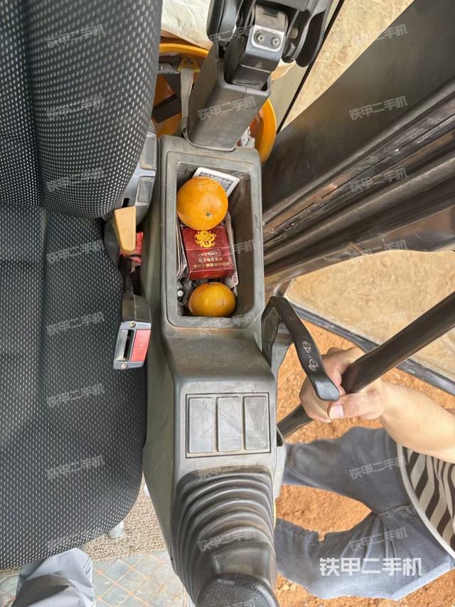 行走控制手柄和踏板?俯拍（駕駛室部分）