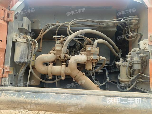 液壓泵艙室正面整體(整機(jī)外觀) 液壓泵艙室正面整體(整機(jī)外觀)