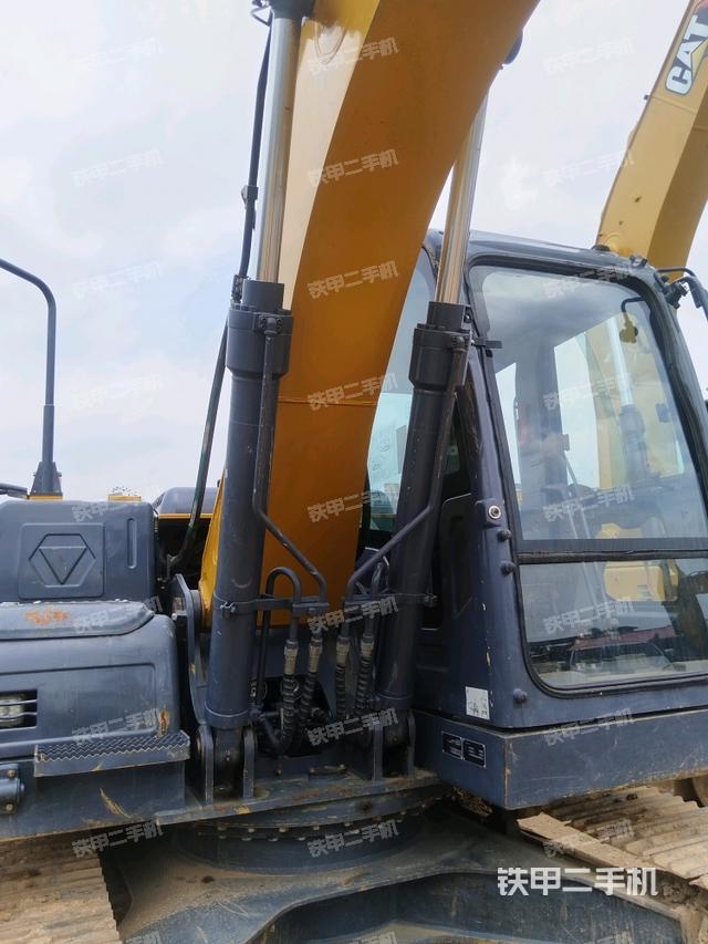 大臂油缸整体 竖拍（工作和回转装置）