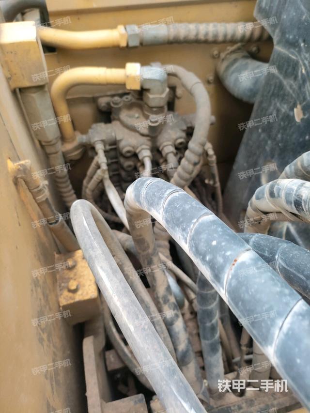 回轉(zhuǎn)馬達(dá)和主控閥（整機(jī)外觀）