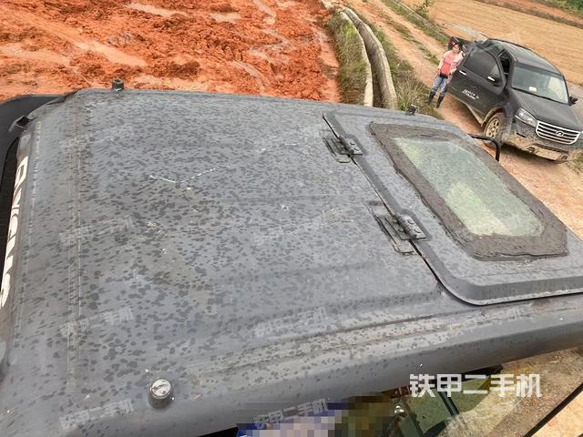 驾驶室顶部(整机外观) 驾驶室顶部(整机外观)