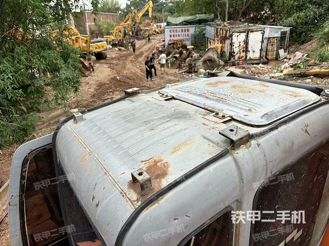 驾驶室顶部(整机外观) 驾驶室顶部(整机外观)