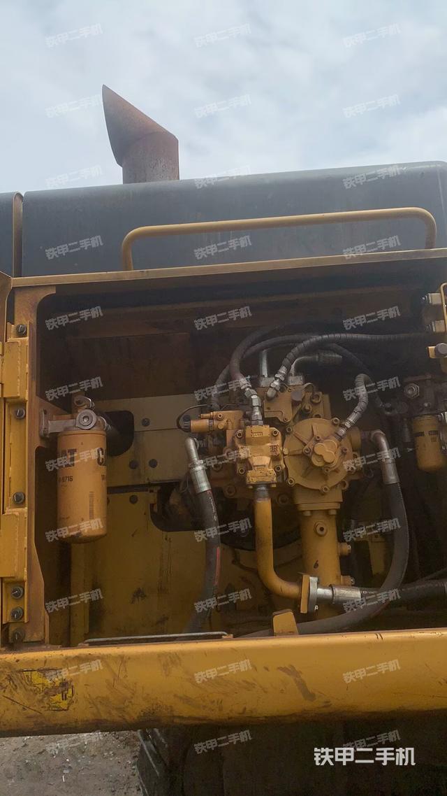 液压泵舱室正面整体(整机外观) 液压泵舱室正面整体(整机外观)