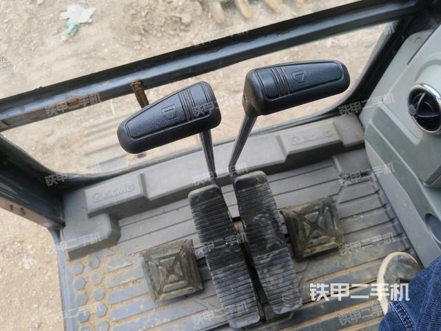 行走控制手柄和踏板 俯拍（驾驶室部分）