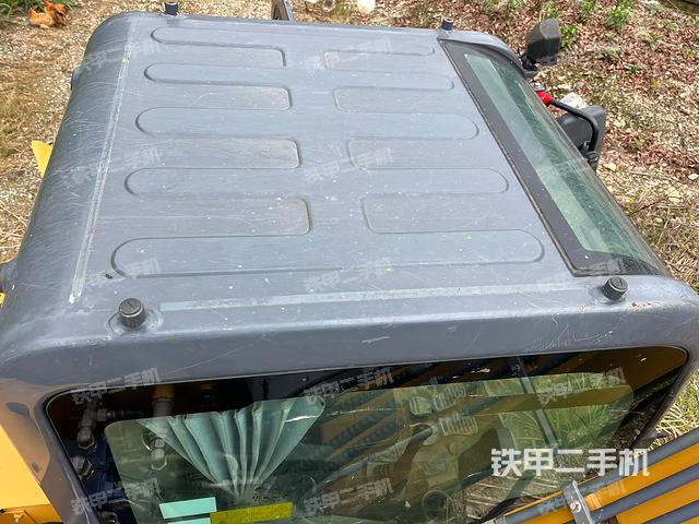 驾驶室顶部(整机外观) 驾驶室顶部(整机外观)