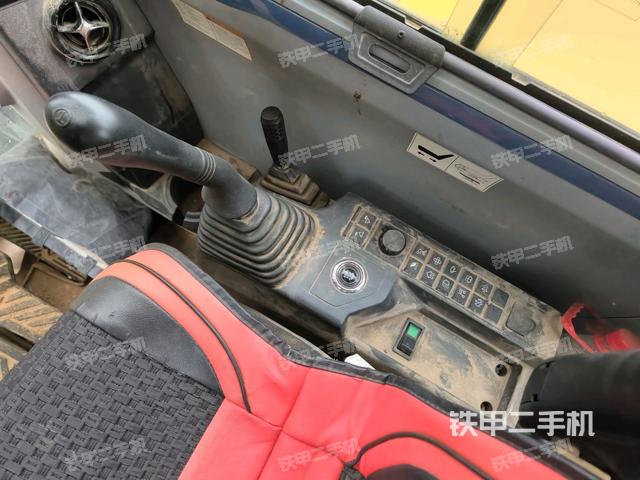 座椅右側(cè)控制臺(tái)/鑰匙門/油門/含右手柄(駕駛室部分) 座椅右側(cè)控制臺(tái)/鑰匙門/油門/含右手柄(駕駛室部分)