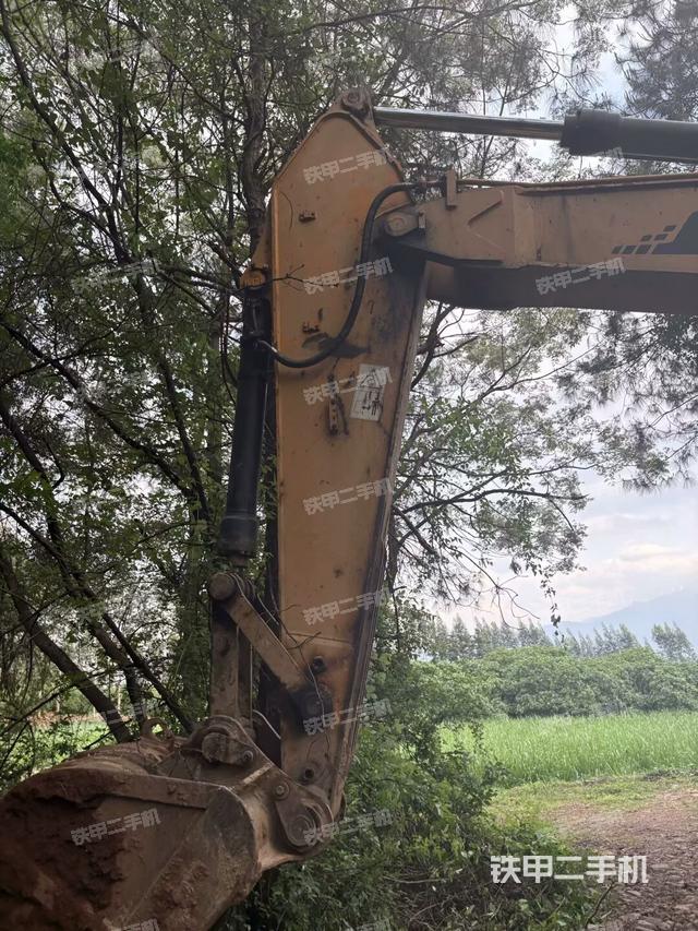 大臂油缸整体 竖拍(工作和回转装置) 大臂油缸整体 竖拍(工作和回转装置)