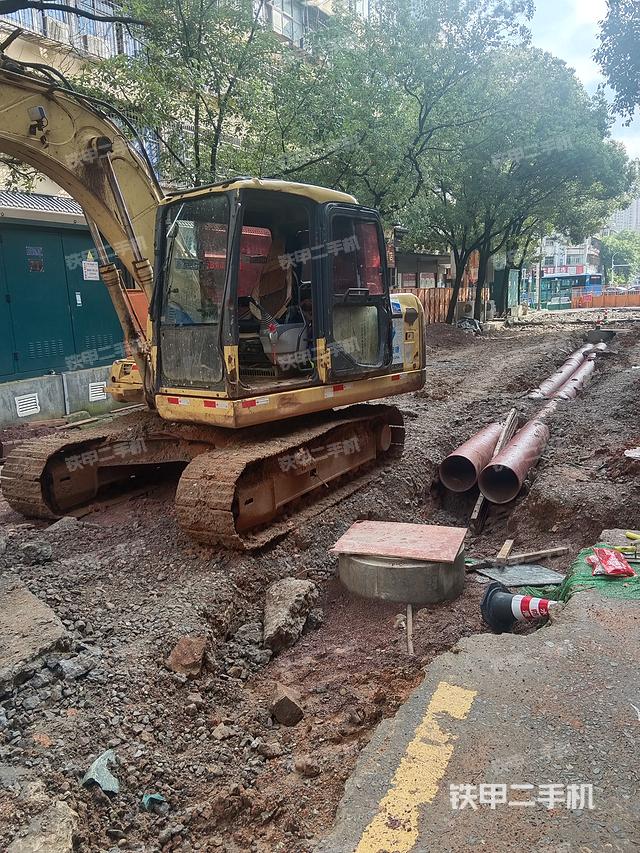 駕駛室整體(整機(jī)外觀) 駕駛室整體(整機(jī)外觀)