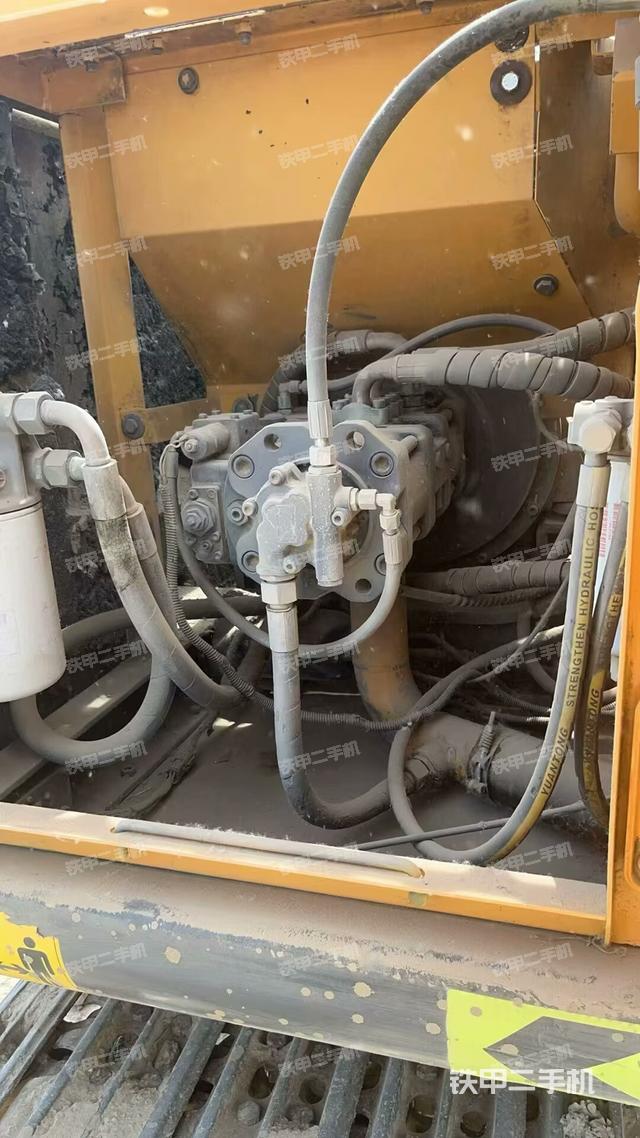 液壓泵艙室正面整體(整機(jī)外觀) 液壓泵艙室正面整體(整機(jī)外觀)