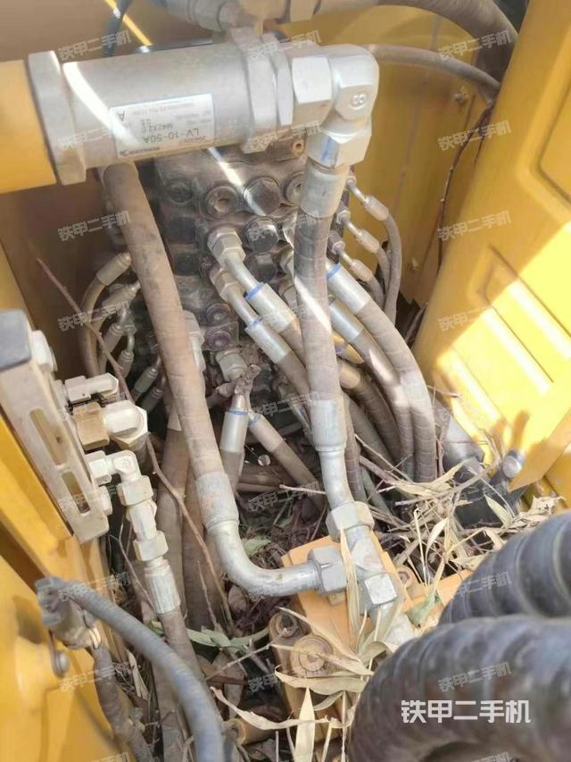 回转马达和主控阀(整机外观) 回转马达和主控阀(整机外观)