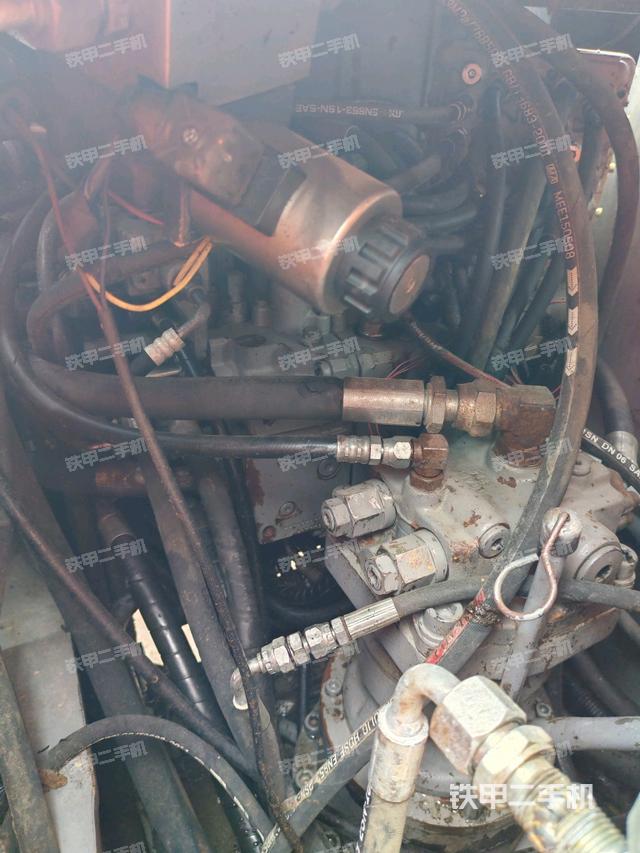 回轉(zhuǎn)馬達(dá)和主控閥(整機(jī)外觀) 回轉(zhuǎn)馬達(dá)和主控閥(整機(jī)外觀)