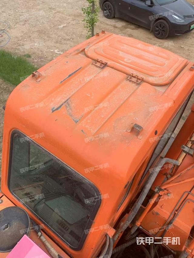 駕駛室頂部(整機(jī)外觀) 駕駛室頂部(整機(jī)外觀)