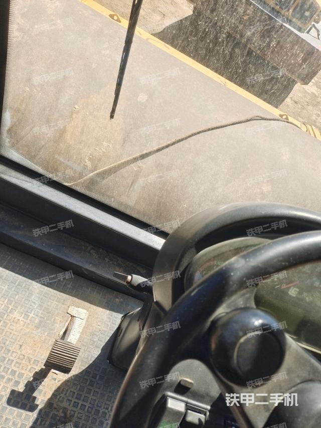 操作台全景(压路机驾驶室) 操作台全景(压路机驾驶室)