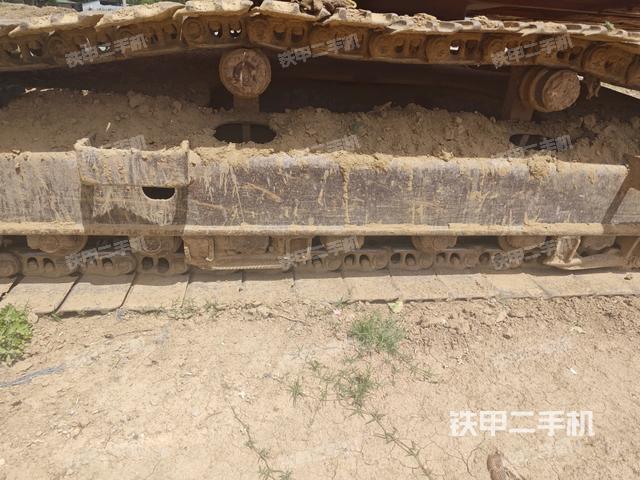 單側(cè)履帶整體(整機(jī)外觀) 單側(cè)履帶整體(整機(jī)外觀)