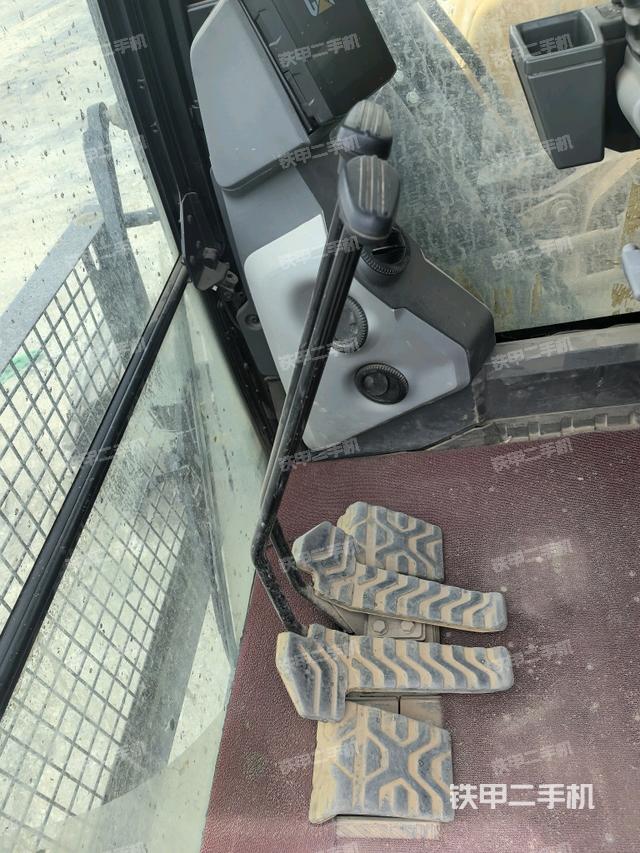 行走控制手柄和踏板?俯拍(駕駛室部分) 行走控制手柄和踏板?俯拍(駕駛室部分)