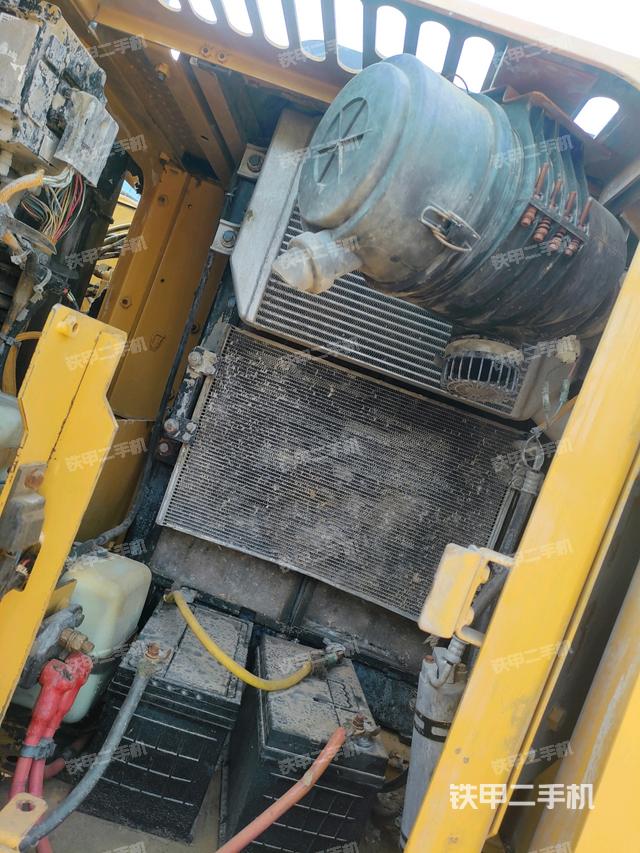 散熱器正面(大件艙室) 散熱器正面(大件艙室)