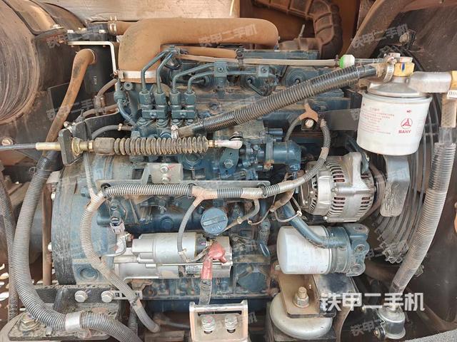 液壓泵艙室正面整體(整機(jī)外觀) 液壓泵艙室正面整體(整機(jī)外觀)