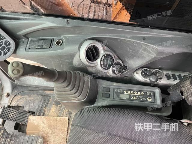 座椅左側(cè)控制臺(tái)/音響/含左手柄(駕駛室部分) 座椅左側(cè)控制臺(tái)/音響/含左手柄(駕駛室部分)