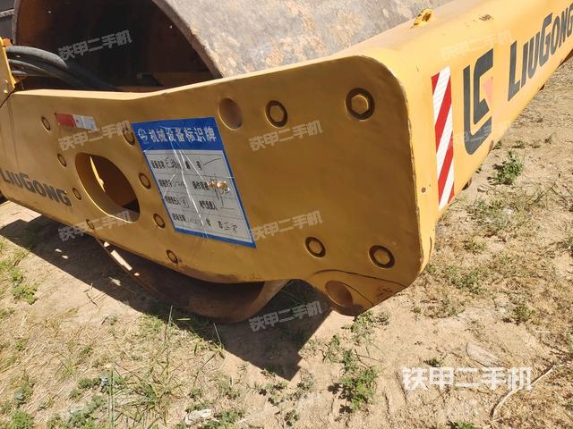 前车架正左侧（压路机前后车架）