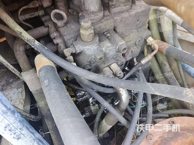 液壓泵艙室正面整體(整機(jī)外觀) 液壓泵艙室正面整體(整機(jī)外觀)