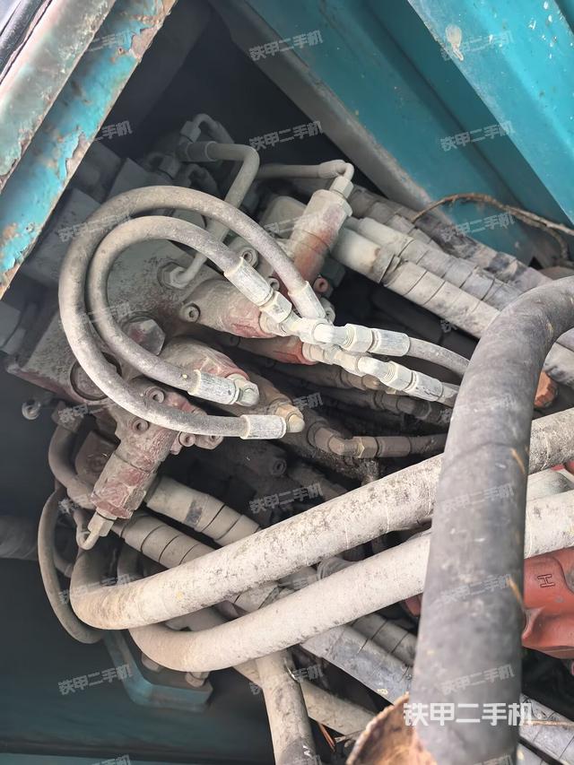 回转马达和主控阀(整机外观) 回转马达和主控阀(整机外观)