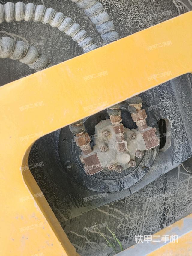 后輪左側(cè)全景（壓路機(jī)前后車架）