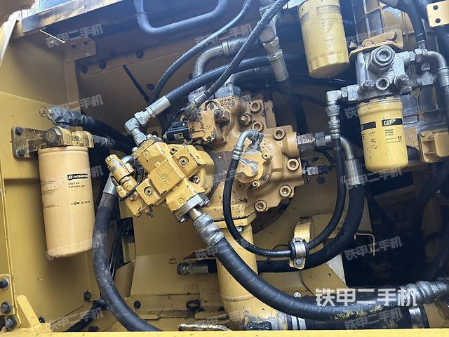 液压泵舱室正面整体(整机外观) 液压泵舱室正面整体(整机外观)