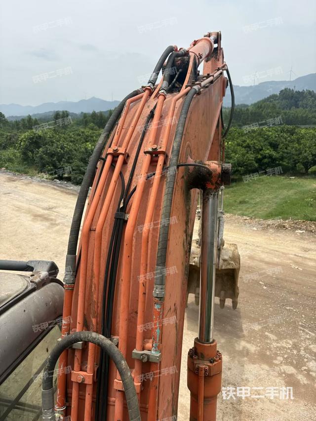 轉(zhuǎn)盤(pán)和下車(chē)架正前(工作和回轉(zhuǎn)裝置) 轉(zhuǎn)盤(pán)和下車(chē)架正前(工作和回轉(zhuǎn)裝置)