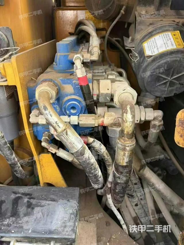 回转马达和主控阀(整机外观) 回转马达和主控阀(整机外观)