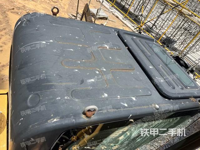 駕駛室頂部(整機(jī)外觀) 駕駛室頂部(整機(jī)外觀)