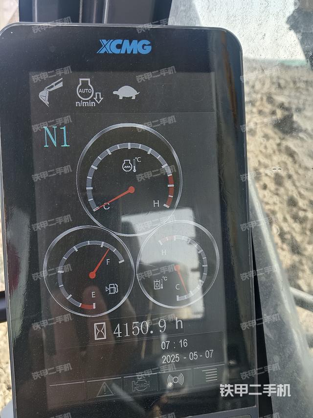 駕駛室整體(整機(jī)外觀) 駕駛室整體(整機(jī)外觀)