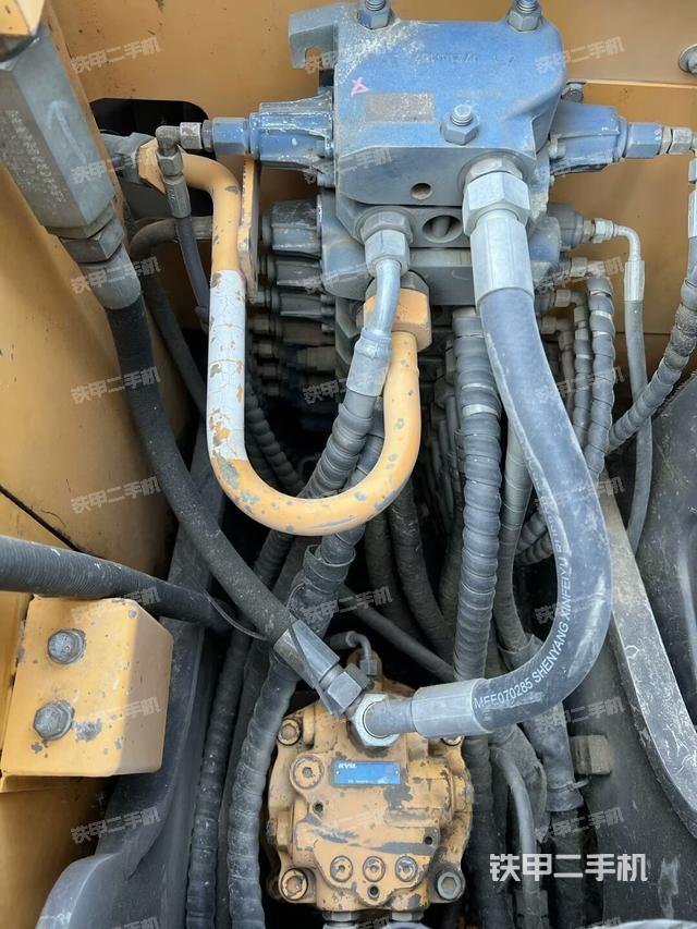 回转马达和主控阀（整机外观）