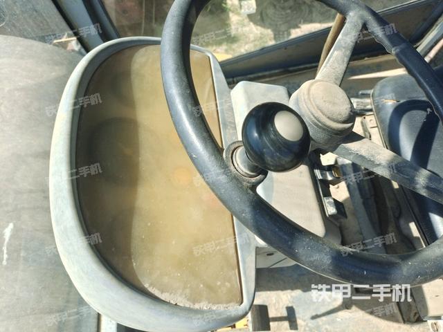 驾驶室侧向上照全景（压路机驾驶室）