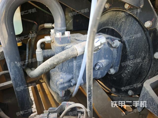 液壓泵艙室正面整體(整機外觀) 液壓泵艙室正面整體(整機外觀)