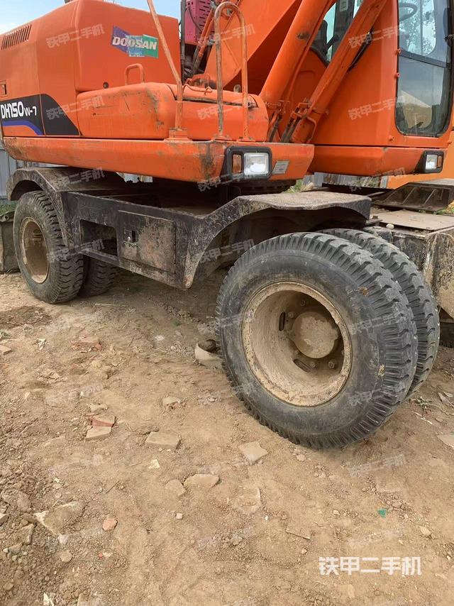 單側(cè)履帶整體(整機(jī)外觀) 單側(cè)履帶整體(整機(jī)外觀)