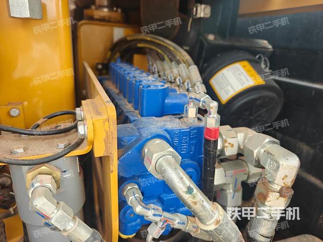 回轉(zhuǎn)馬達(dá)和主控閥(整機(jī)外觀) 回轉(zhuǎn)馬達(dá)和主控閥(整機(jī)外觀)
