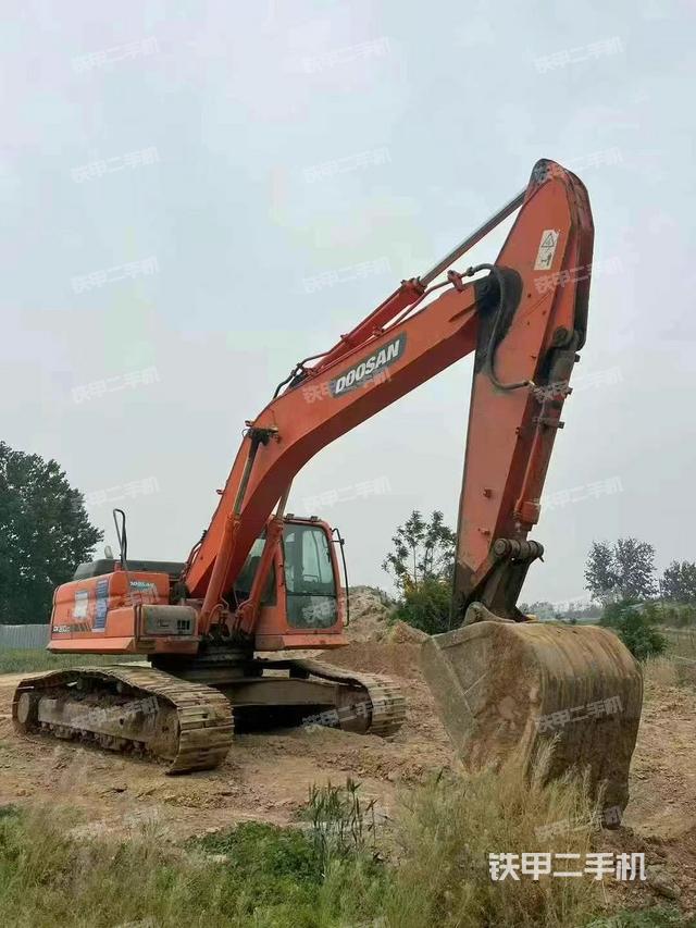 駕駛室整體(整機(jī)外觀) 駕駛室整體(整機(jī)外觀)