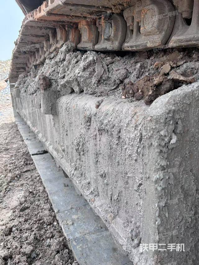 單側(cè)履帶整體(整機(jī)外觀) 單側(cè)履帶整體(整機(jī)外觀)