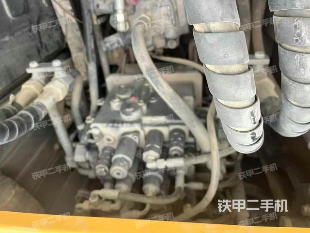 回轉(zhuǎn)馬達和主控閥(整機外觀) 回轉(zhuǎn)馬達和主控閥(整機外觀)