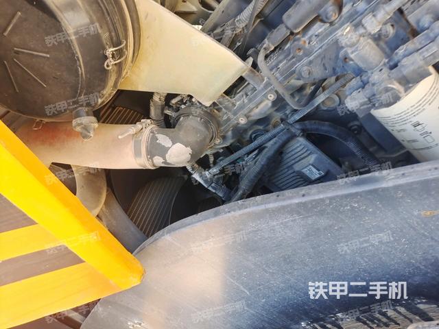 发动机右侧全景(压路机发动机舱) 发动机右侧全景(压路机发动机舱)