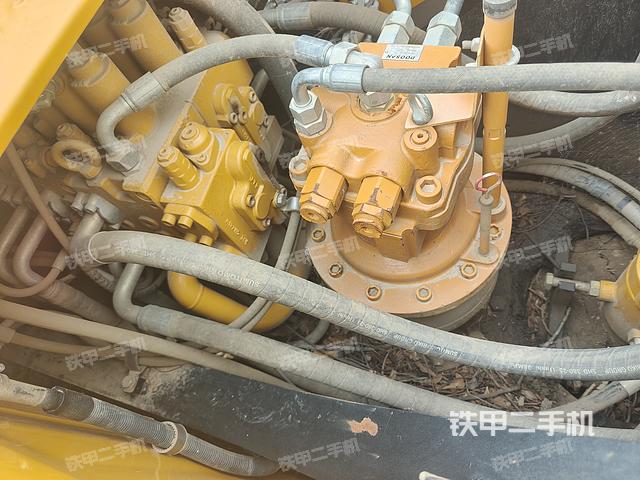 回转马达和主控阀(整机外观) 回转马达和主控阀(整机外观)