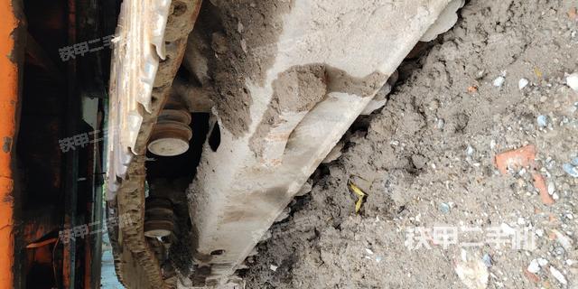 单侧履带整体(整机外观) 单侧履带整体(整机外观)