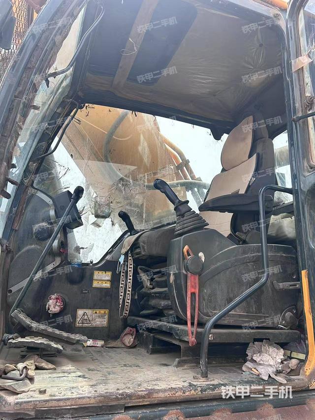 駕駛室整體(整機(jī)外觀) 駕駛室整體(整機(jī)外觀)