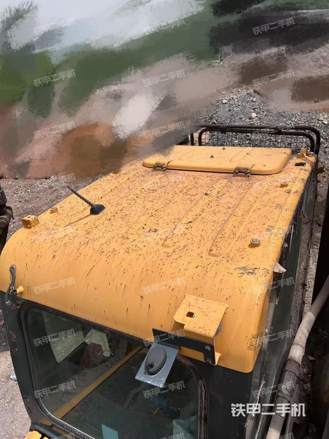 駕駛室頂部(整機(jī)外觀) 駕駛室頂部(整機(jī)外觀)