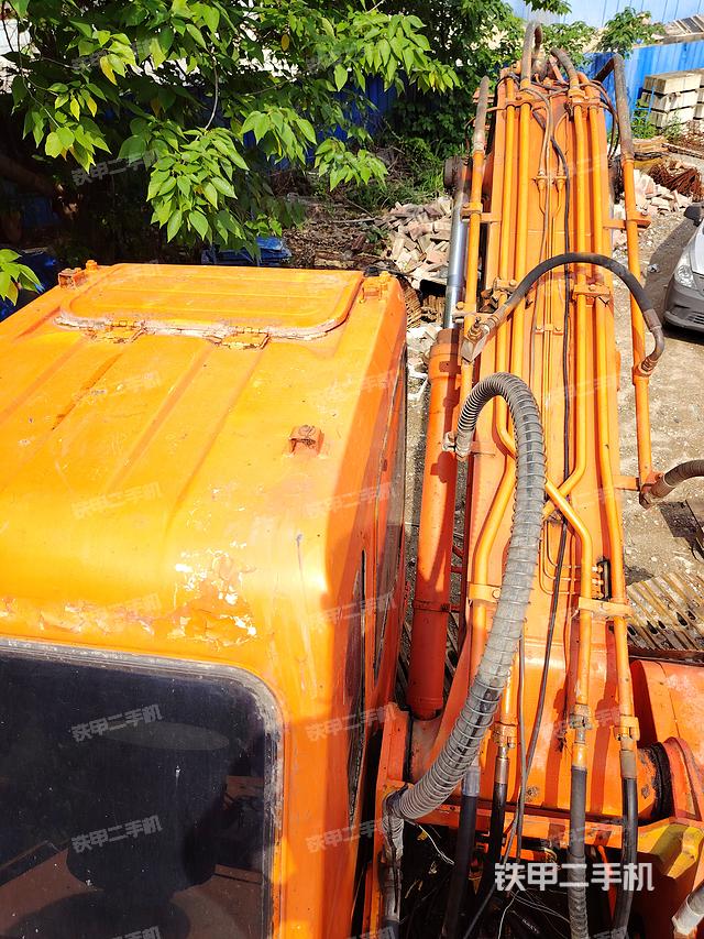 驾驶室顶部(整机外观) 驾驶室顶部(整机外观)