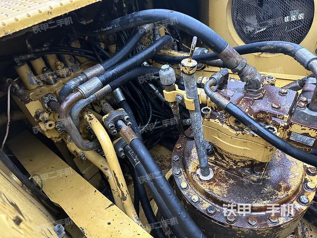 回转马达和主控阀(整机外观) 回转马达和主控阀(整机外观)