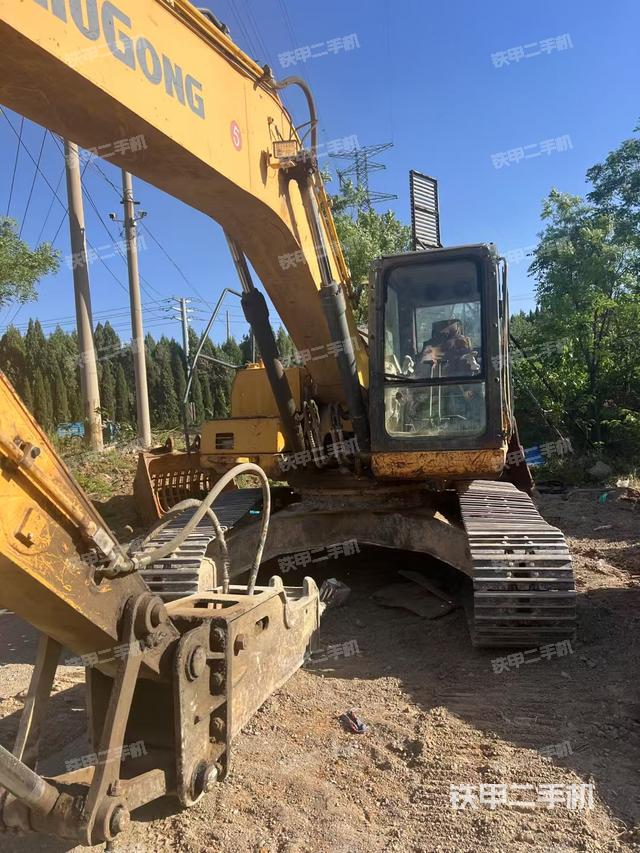 驾驶室顶部(整机外观) 驾驶室顶部(整机外观)