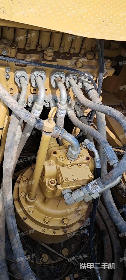 回轉(zhuǎn)馬達(dá)和主控閥（整機(jī)外觀）