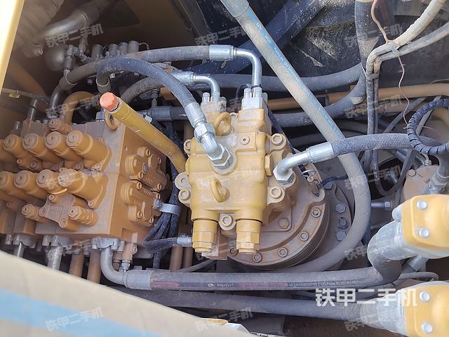 回轉(zhuǎn)馬達和主控閥(整機外觀) 回轉(zhuǎn)馬達和主控閥(整機外觀)