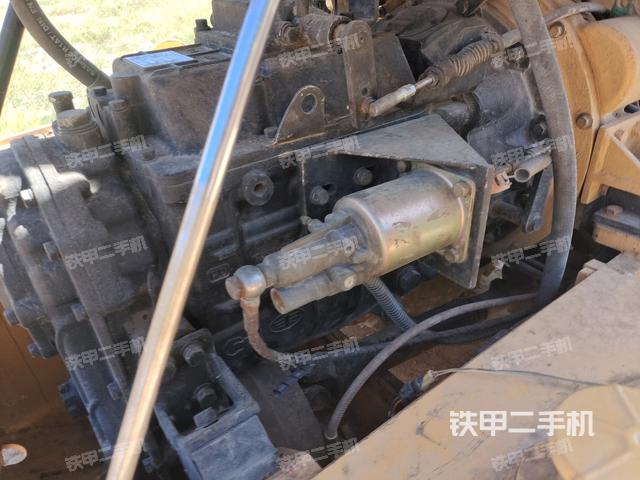 发动机上部全景（压路机发动机舱）